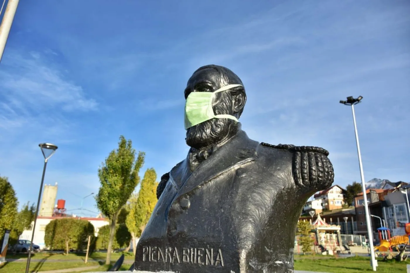 El municipio intervino monumentos de la ciudad para concientizar el uso de máscaras faciales