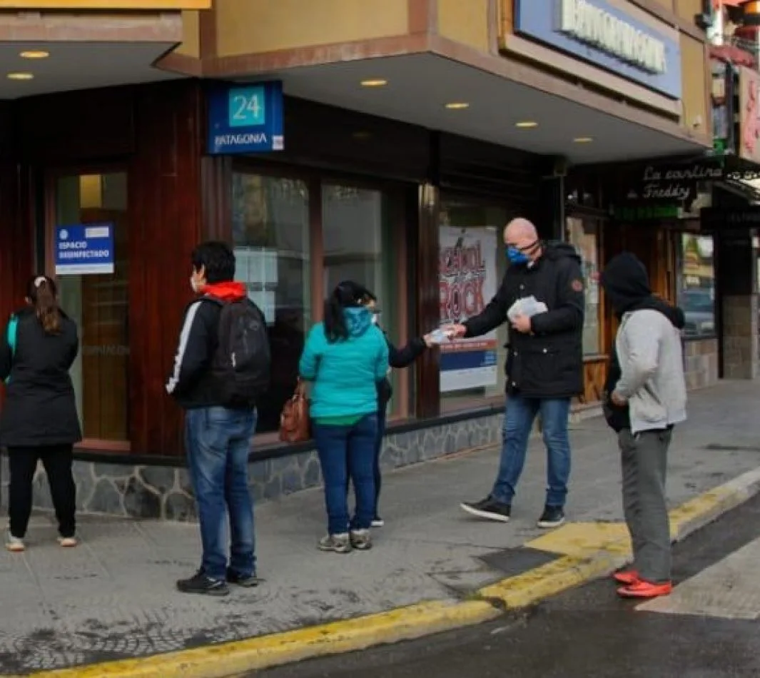 La municipalidad entrega mascarillas faciales en comercios, bancos y supermercados