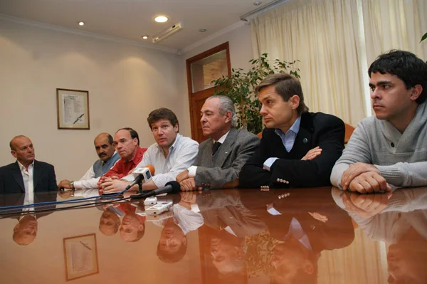 Mario Barletta, durante la conferencia de prensa con autoridades radicales.