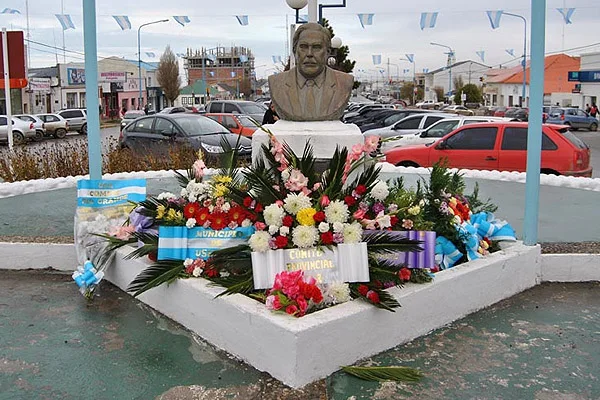 El busto que recuerda a Ramón Trejo Noel fue el escenario del acto.