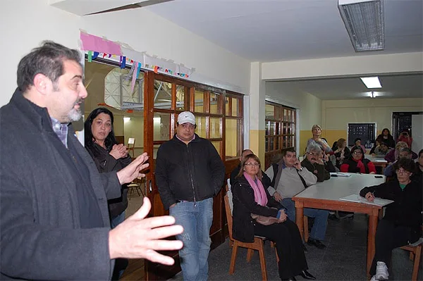 Alfredo Ballarini durante el contacto con los vecinos de Chacra IV.