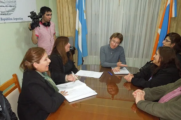 La Gobernadora durante el contacto con los vecinos del barrio Austral.