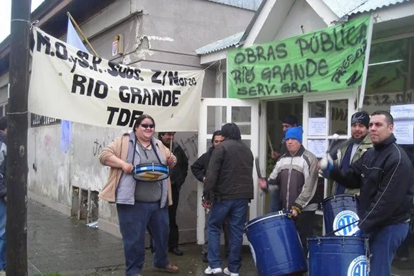 Los trabajadores reclaman airadamente sin respuestas.