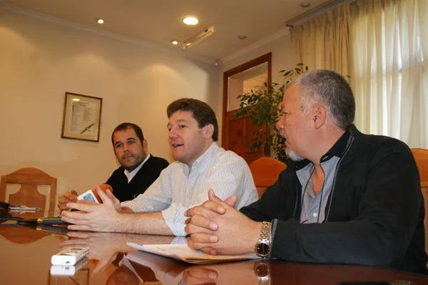 Melellajunto a Tita y Escobar, durante la conferencia de prensa.