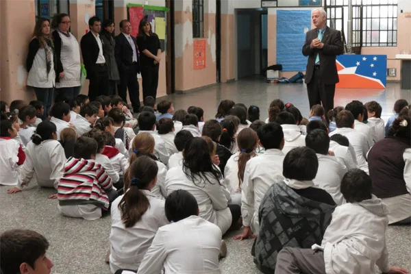 Gustavo Longhi, durante el contacto con alumnos de la escuela.