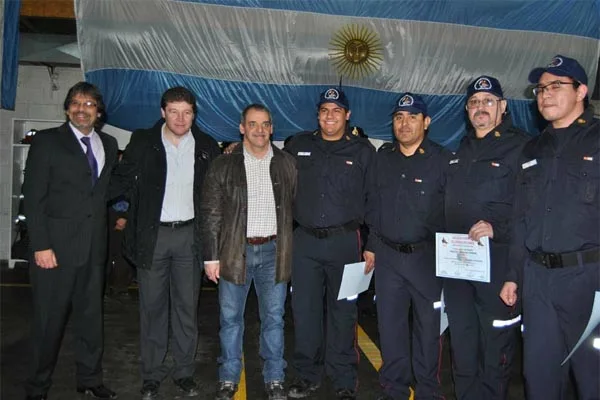 Los efectivos reconocidos, junto a Melella y Lombardo.