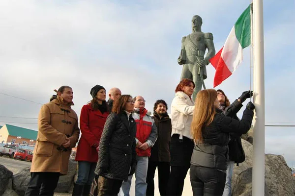 Descedientes y ciudadanos italianos izan el pabellón del país europeo.