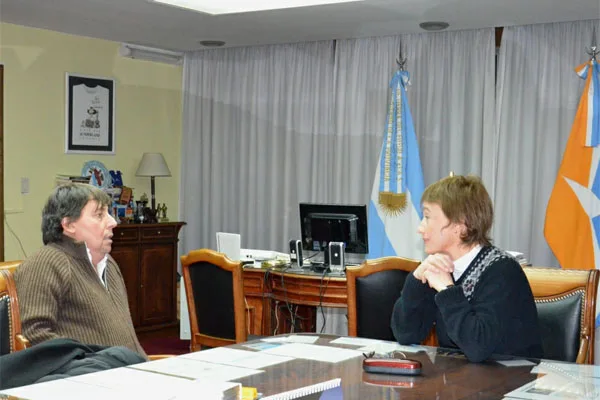 Fabiana Ríos durante el encuentro con Pablo Micheli.