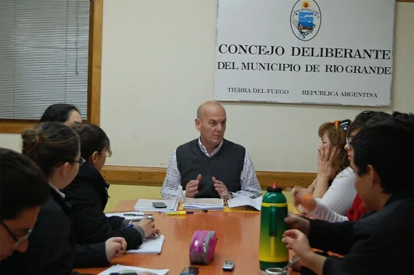 El edil Alfredo Guillén junto a los estudiantes en un debate más que interesante.