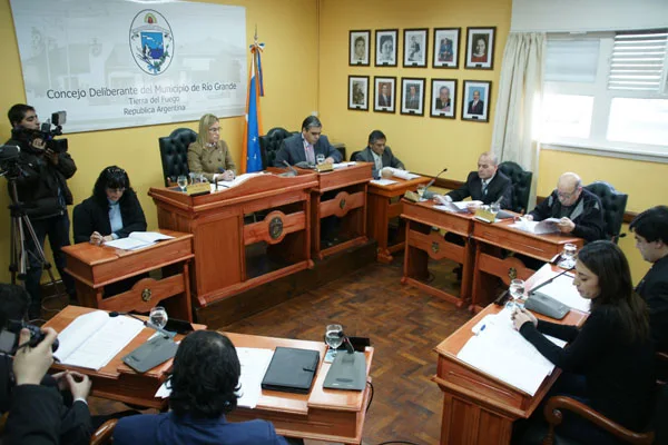 Los ediles, momentos antes de aprobar la licitación de estacionamiento medido.