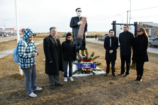 A pesar del frío, el Padre José Zink tuvo su merecido homenaje.