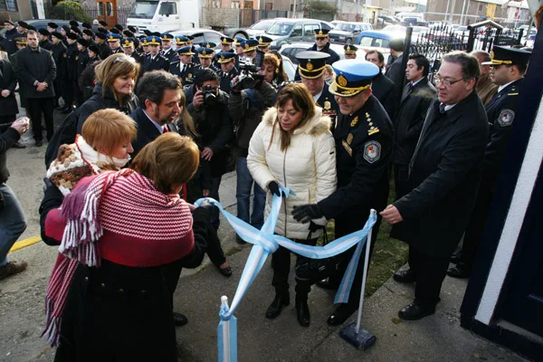 Momento en que autoridades locales, provinciales y de fuerzas de seguridad, inauguran el edificio.