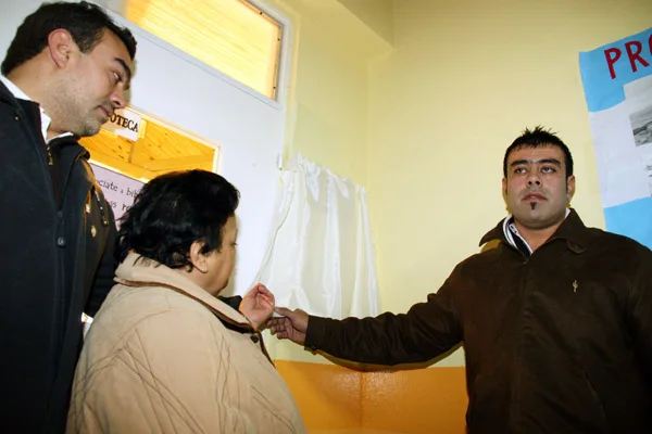 Los familiares de Alejandro Novais, a punto de descubrir la placa conmemorativa.