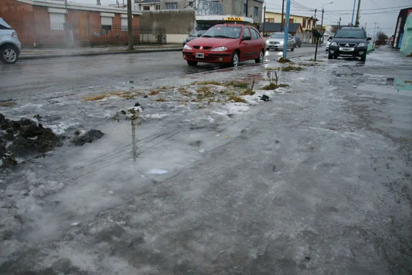 Muchas veredas son intransitables por la acumulación de hielo.