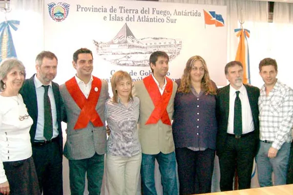 La gobernadora Fabiana Rios junto al primer matrimonio gay de Argentina, en 2009.