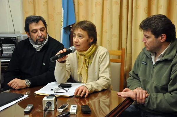 Ríos, junto a Zanone y Melella, durante a conferencia de prensa.