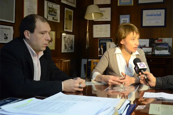 Fabiana Ríos junto al ministro de Economía, Christian Ruiz.