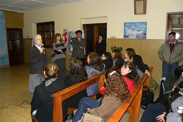 La hermana María Elina Piccone, a cargo de la reunión con padres de alumnos.