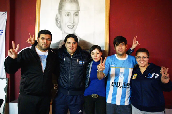 Mauro Coronel (izquierda) junto a compañeros de La 17 y de Peronismo Militante.