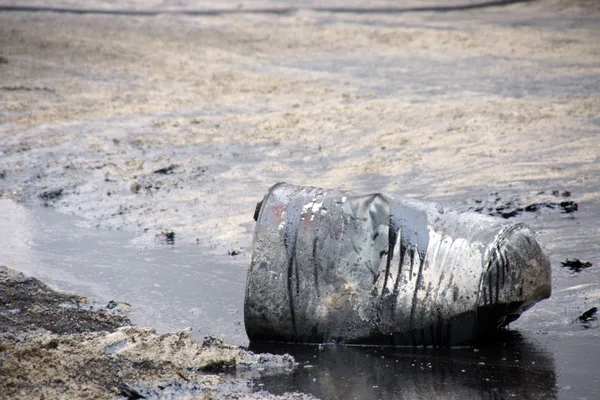 El derrame de aceite se produjo por las explosiones.