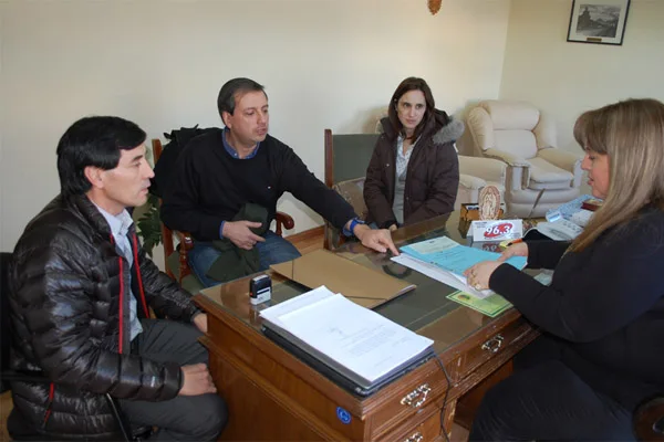 Losorganizadores del evento, junto a la secretaria de Asuntos Sociales, Gabriela Castillo.