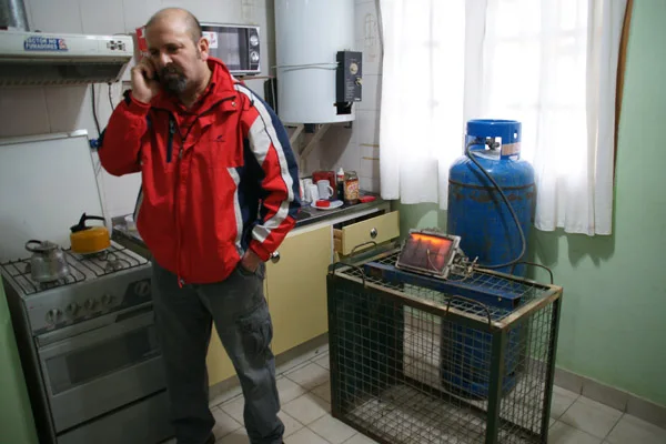 Marcelo Córdoba, a lado de la garrafa y pantalla que los trabajadores usan para calefaccionarse.