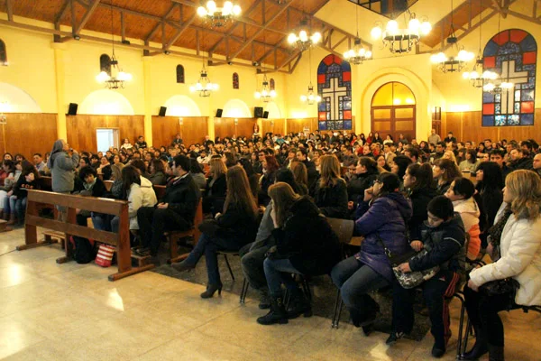 La multitudinaria reunión se realizó en la capilla Don Bosco.