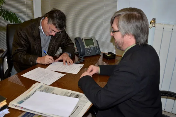 Iglesias y Ojeda, al momento de la rúbrica del convenio.