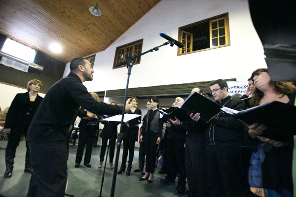 El Coro Vocal del IPES Paulo Freire, en plena interpretación.