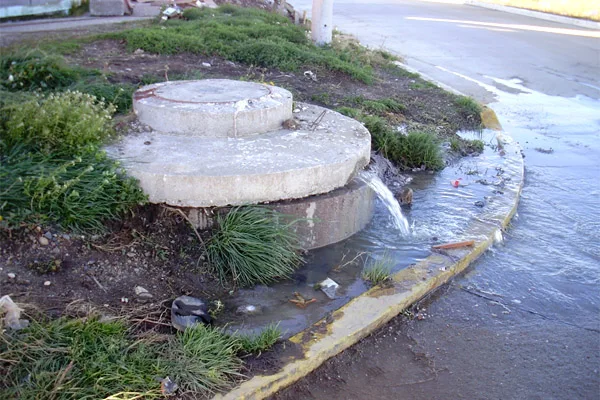 Las cámaras en las esquinas del barrio Aeropuerto despiden líquidos cloacales.