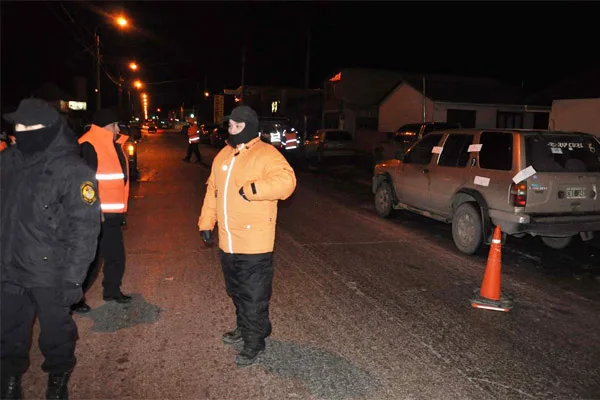 Personal de Tránsito procede a secuestrar un vehículo durante los controles.