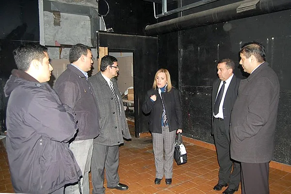 Miriam Boyadjian, durante la recorrida al edificio que está refaccionándose.