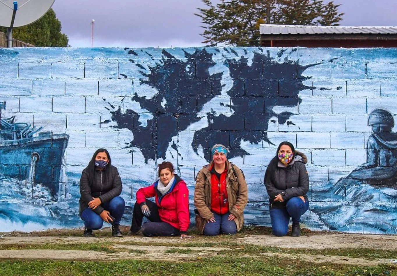 Las artistas tolhuinenses posaron frente a su obra.