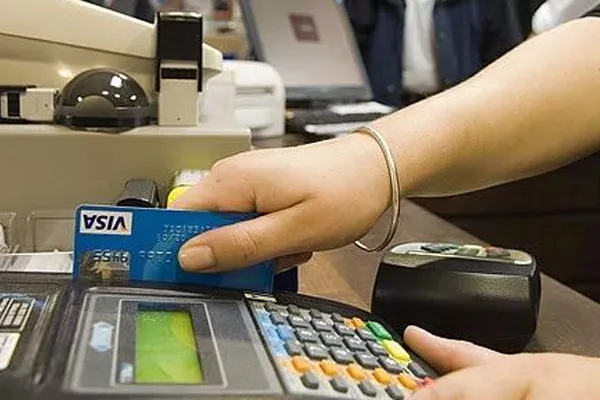 Las trajetas de crédito, gravadas con un 15% para compras fuera del país.