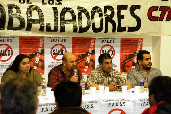 Marcelo Córdoba habla en la presentación del proyecto. A su lado, Diego Delgado de la CTA.