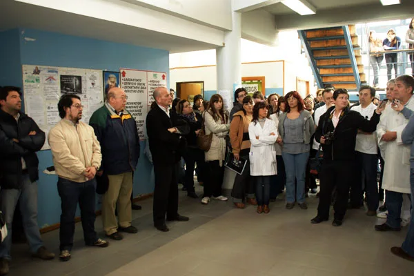 Carmassi habla durante la asamblea. Lo escuchan los ediles de Río Grande.