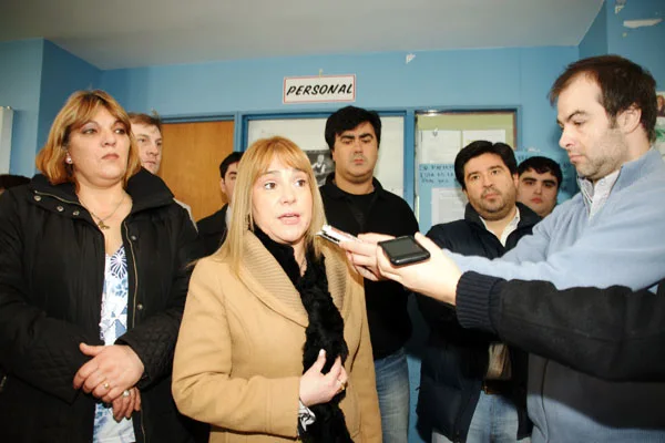 Habla Miriam Boyadjian en la asamblea del Hospital Regional Río Grande. Detrás suyo, Nogar y Oyarzo.