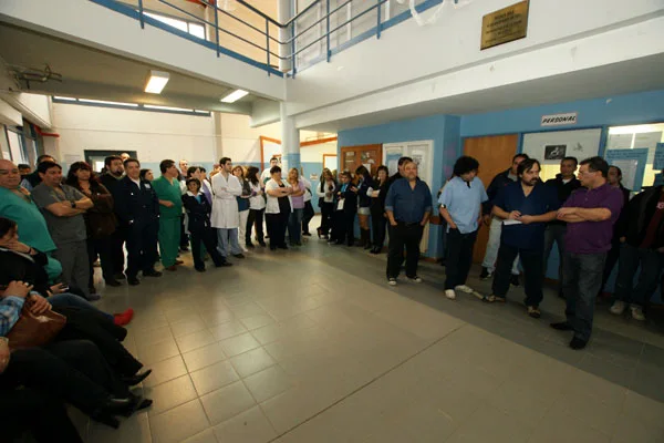 Macri, Godoy y Pérez, durante la asamblea de ATSA en el Hospital Regional Río Grande.