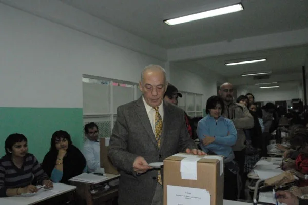 Roberto Crocianelli, al momento de emitir su voto.