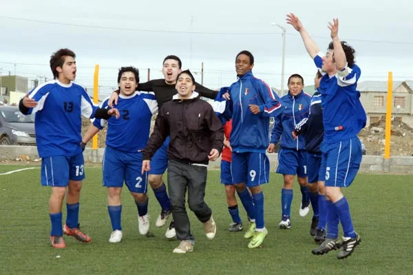 Los jugadores del Club Italiano festejan el merecido título y ascenso.