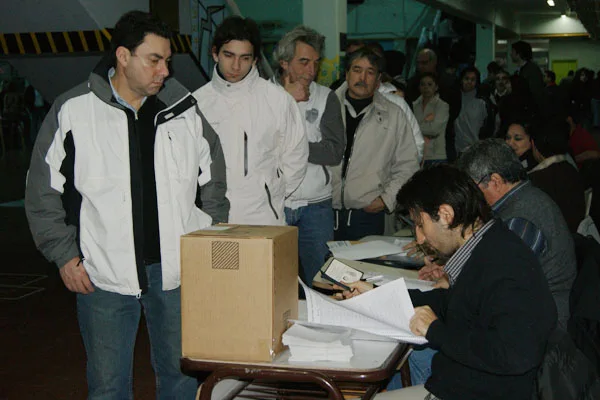 En Río Grande, mucha gente acudió a votar bien temprano.