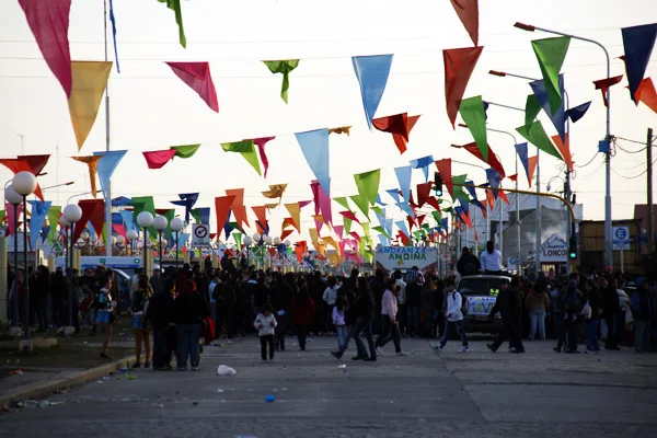 Una multitud acudió al Desfile de la Primera en una tarde inolvidable.