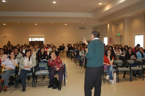 Unas 200 personas participaron de la disertación del Dr. Fernando González.