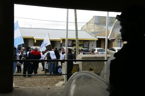 Los manifestantes de ATE se retiran. A metros, la Policía custodia el acceso al edificio.