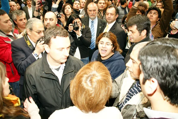 La manifestante de ATE increpa duramente a la gobernadora Fabiana Ríos.