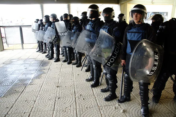 Los efectivos policiales vallaron el acceso al edificio donde sesionaba la Legislatura.