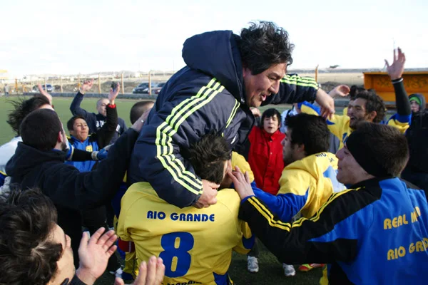 Carlos Hernández, DT de Real Madrid, festeja con los jugadores el triunfo ante Victoria.