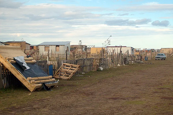 La instalación de canillas comunitarias desató la polémica en la Margen Sur.