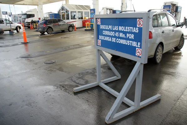 El cartel avisa a los conductores que no hay combustible en la estación de servicio.