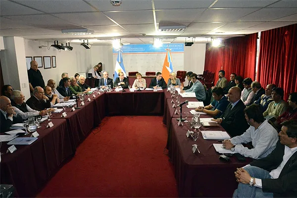 Los participantes de la sesión, durante el discurso de Fabiana Ríos.